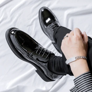 Os homens do Couro de Patente Italiano Sapatos Oxford, Sapatos de Mens Sapatos de Deslizamento em Sapatos de Homens Casuales Terno de Negócio кроссовки мужские